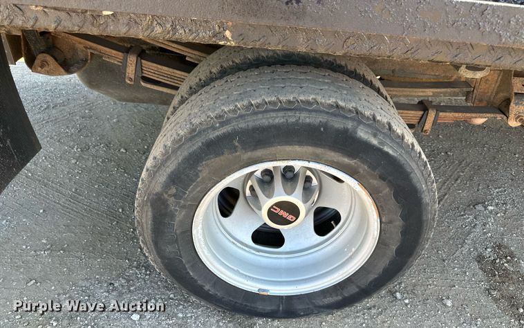 image for item DS2043 2009 GMC Sierra 3500HD  flatbed pickup truck