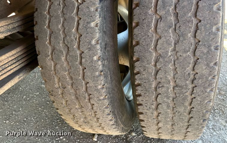 image for item DS2043 2009 GMC Sierra 3500HD  flatbed pickup truck