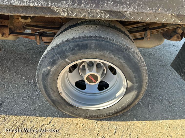 image for item DS2043 2009 GMC Sierra 3500HD  flatbed pickup truck