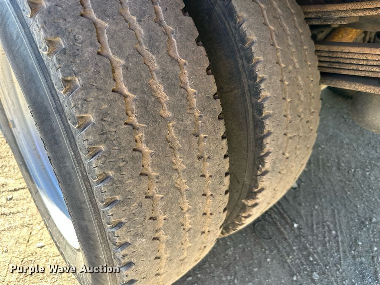 image for item DS2043 2009 GMC Sierra 3500HD  flatbed pickup truck