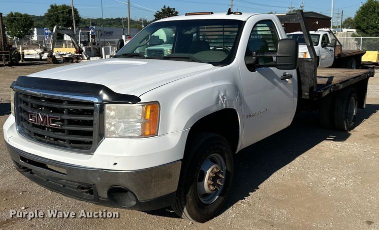 image for item DS2044 2007 GMC Sierra 3500HD  flatbed pickup truck