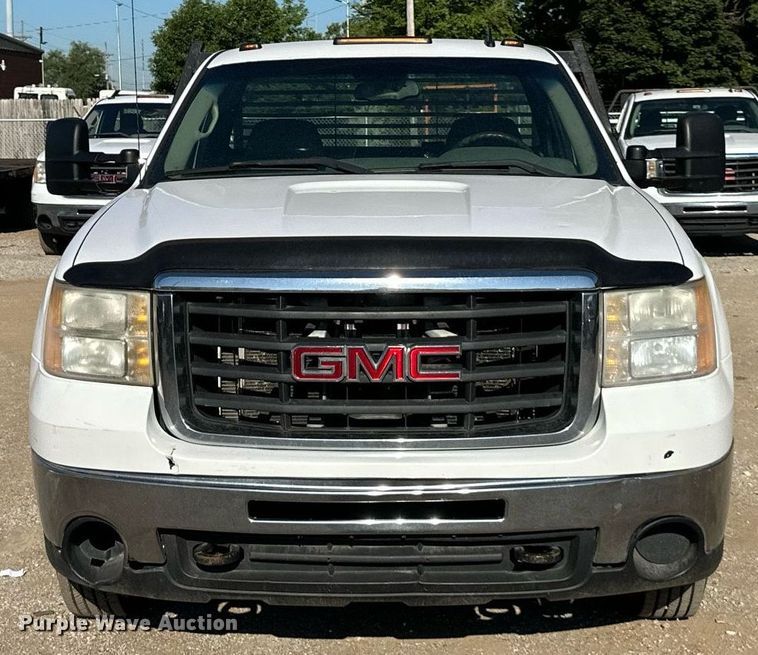 image for item DS2044 2007 GMC Sierra 3500HD  flatbed pickup truck