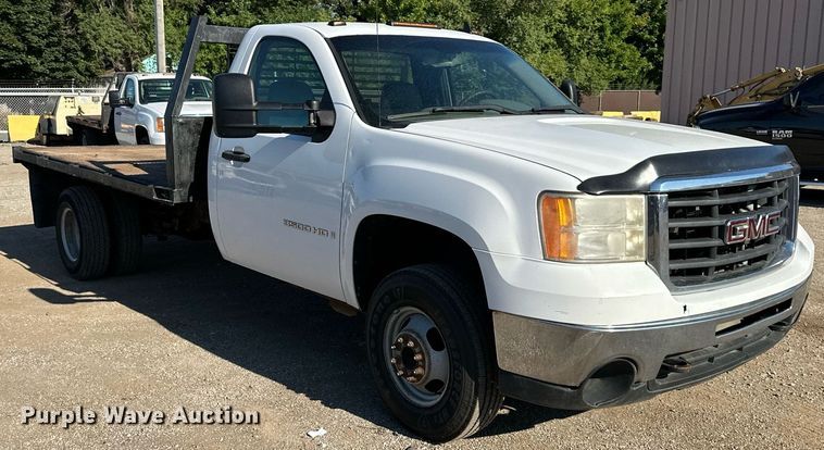 image for item DS2044 2007 GMC Sierra 3500HD  flatbed pickup truck
