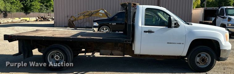 image for item DS2044 2007 GMC Sierra 3500HD  flatbed pickup truck