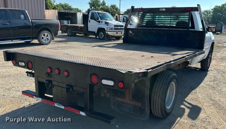image for item DS2044 2007 GMC Sierra 3500HD  flatbed pickup truck
