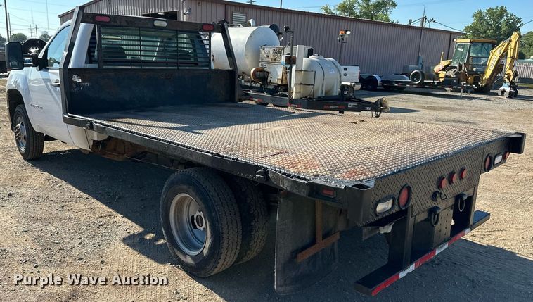 image for item DS2044 2007 GMC Sierra 3500HD  flatbed pickup truck