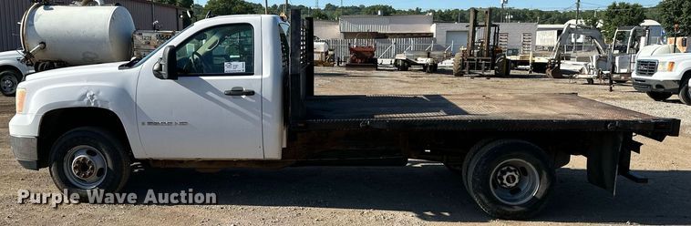 image for item DS2044 2007 GMC Sierra 3500HD  flatbed pickup truck