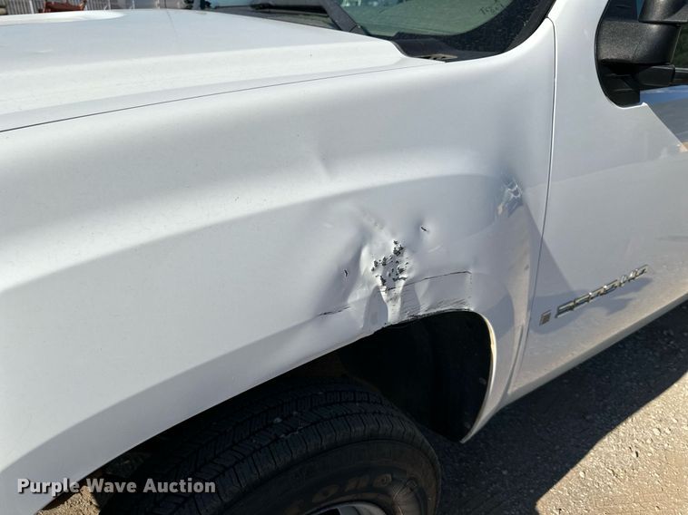 image for item DS2044 2007 GMC Sierra 3500HD  flatbed pickup truck