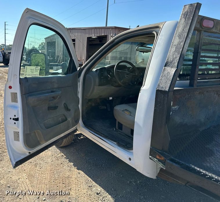 image for item DS2044 2007 GMC Sierra 3500HD  flatbed pickup truck