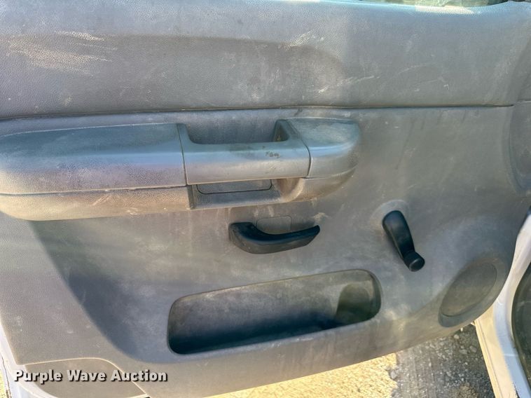 image for item DS2044 2007 GMC Sierra 3500HD  flatbed pickup truck