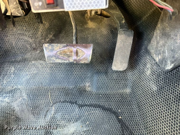 image for item DS2044 2007 GMC Sierra 3500HD  flatbed pickup truck