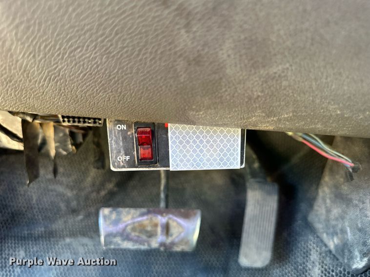 image for item DS2044 2007 GMC Sierra 3500HD  flatbed pickup truck