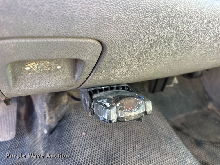 image for item DS2044 2007 GMC Sierra 3500HD  flatbed pickup truck