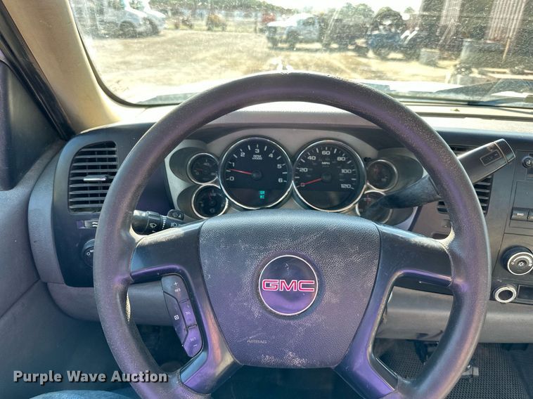 image for item DS2044 2007 GMC Sierra 3500HD  flatbed pickup truck