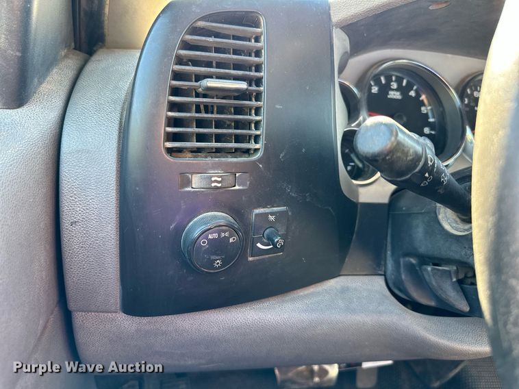 image for item DS2044 2007 GMC Sierra 3500HD  flatbed pickup truck