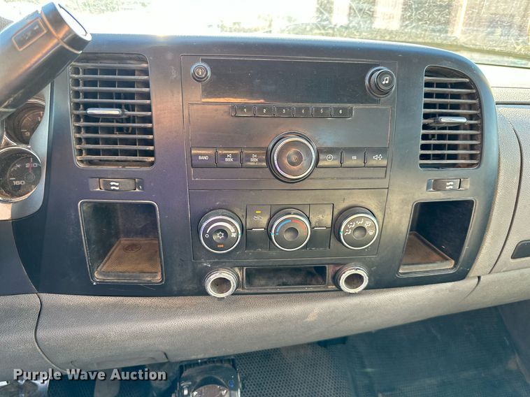 image for item DS2044 2007 GMC Sierra 3500HD  flatbed pickup truck