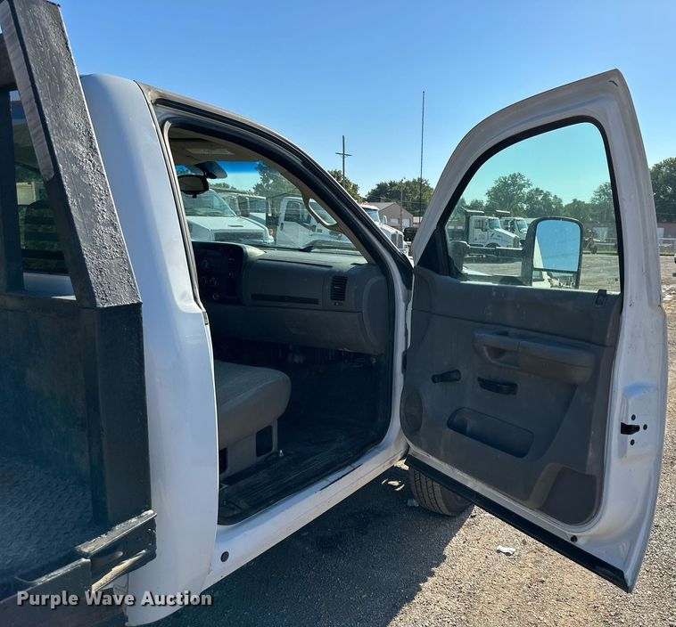 image for item DS2044 2007 GMC Sierra 3500HD  flatbed pickup truck