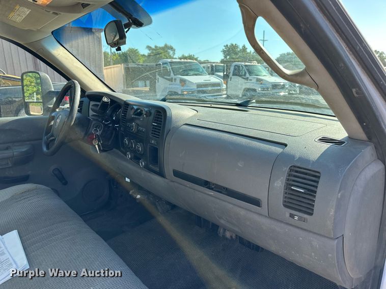 image for item DS2044 2007 GMC Sierra 3500HD  flatbed pickup truck