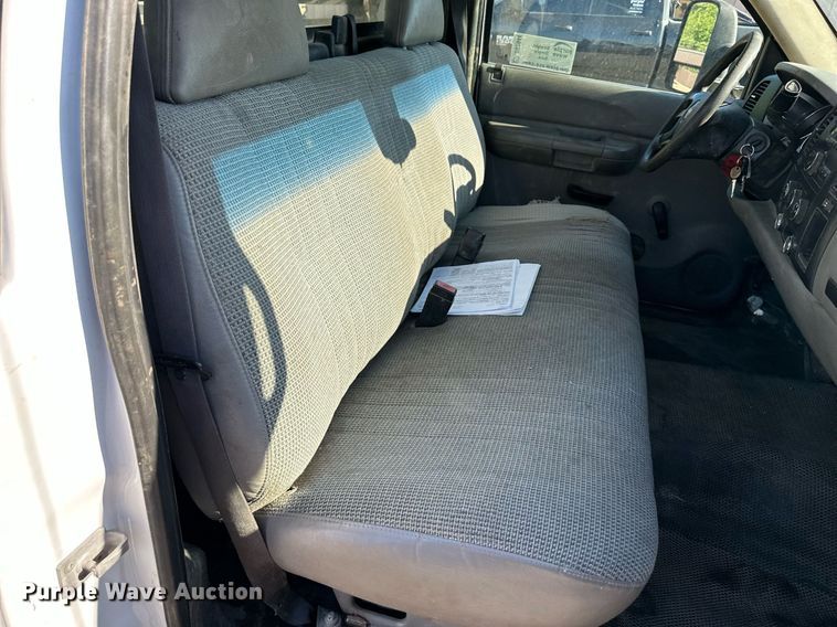 image for item DS2044 2007 GMC Sierra 3500HD  flatbed pickup truck