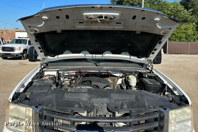 image for item DS2044 2007 GMC Sierra 3500HD  flatbed pickup truck