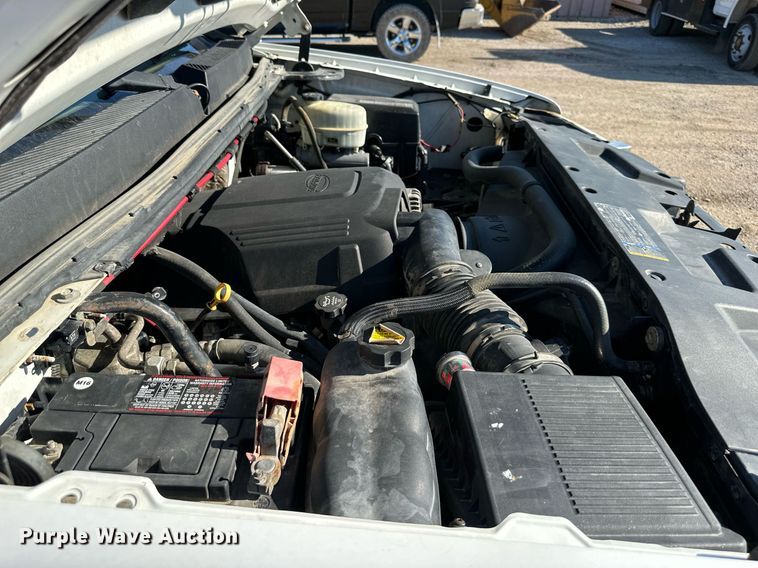 image for item DS2044 2007 GMC Sierra 3500HD  flatbed pickup truck