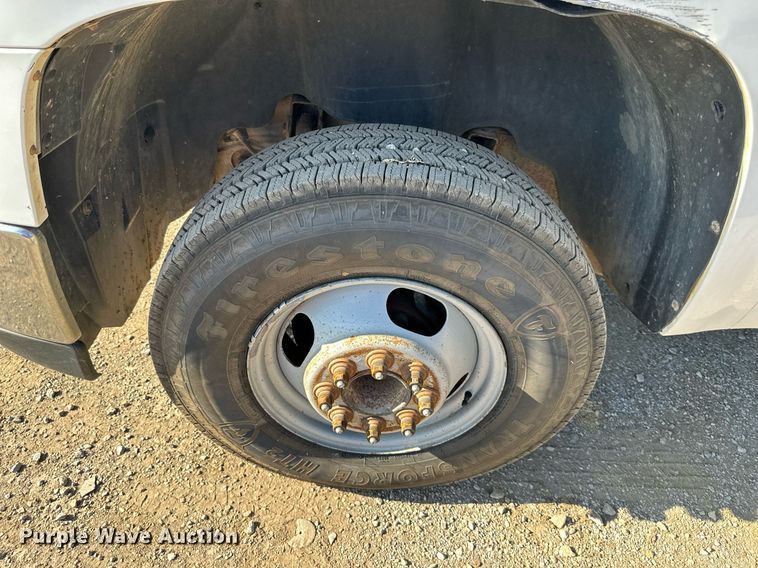 image for item DS2044 2007 GMC Sierra 3500HD  flatbed pickup truck