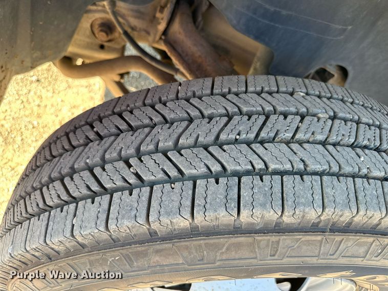 image for item DS2044 2007 GMC Sierra 3500HD  flatbed pickup truck