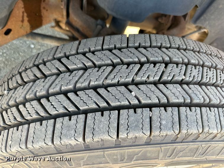 image for item DS2044 2007 GMC Sierra 3500HD  flatbed pickup truck