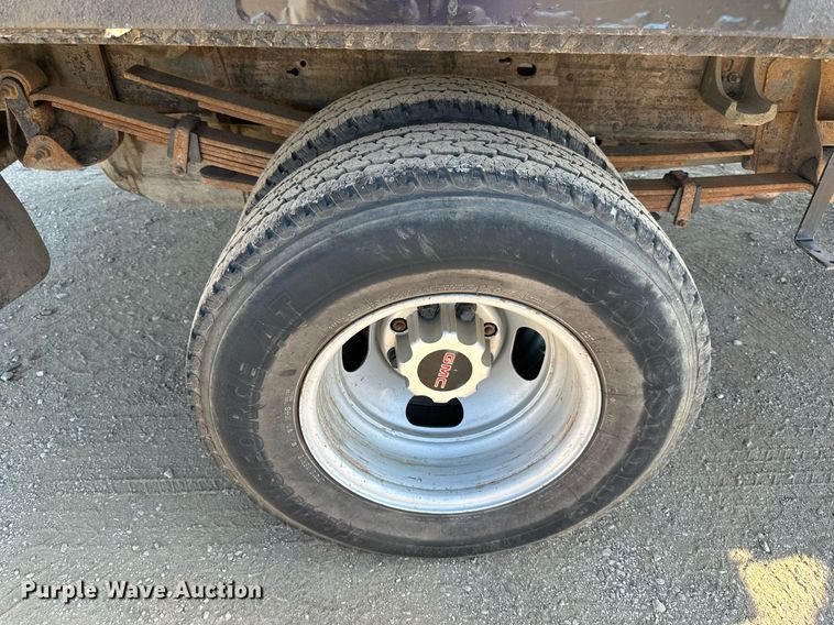 image for item DS2044 2007 GMC Sierra 3500HD  flatbed pickup truck