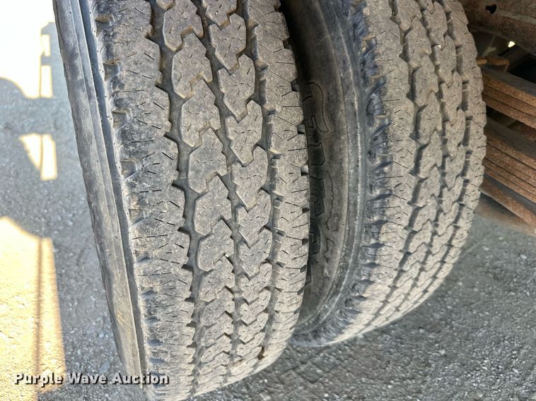 image for item DS2044 2007 GMC Sierra 3500HD  flatbed pickup truck