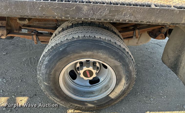 image for item DS2044 2007 GMC Sierra 3500HD  flatbed pickup truck