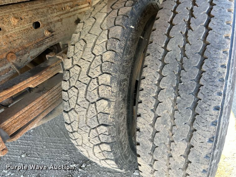 image for item DS2044 2007 GMC Sierra 3500HD  flatbed pickup truck