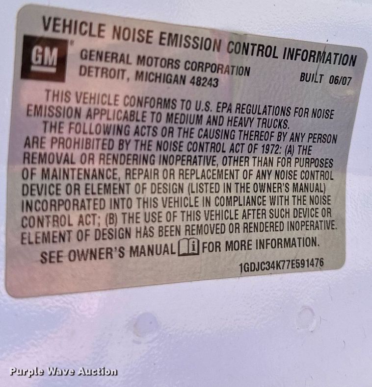 image for item DS2044 2007 GMC Sierra 3500HD  flatbed pickup truck