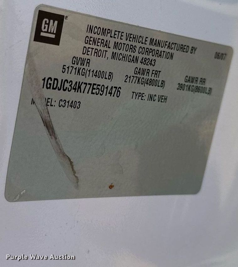 image for item DS2044 2007 GMC Sierra 3500HD  flatbed pickup truck