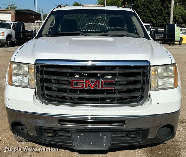 image for item DS2045 2008 GMC Sierra 3500HD  flatbed pickup truck