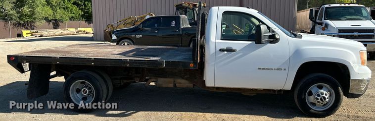 image for item DS2045 2008 GMC Sierra 3500HD  flatbed pickup truck