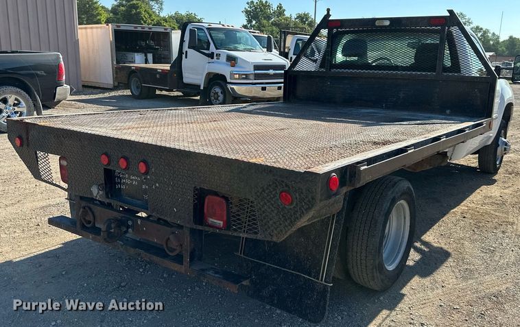 image for item DS2045 2008 GMC Sierra 3500HD  flatbed pickup truck