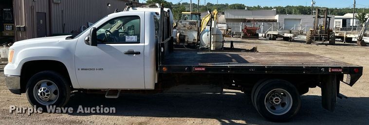 image for item DS2045 2008 GMC Sierra 3500HD  flatbed pickup truck