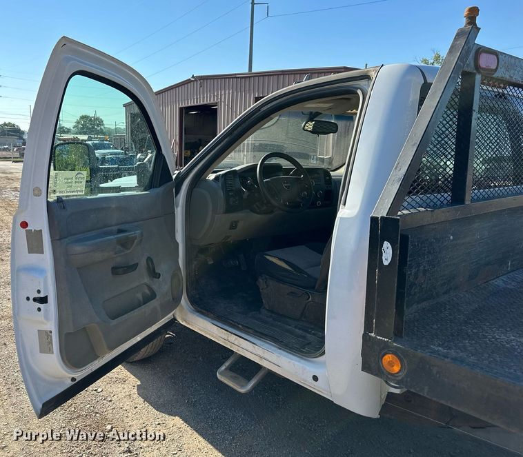 image for item DS2045 2008 GMC Sierra 3500HD  flatbed pickup truck