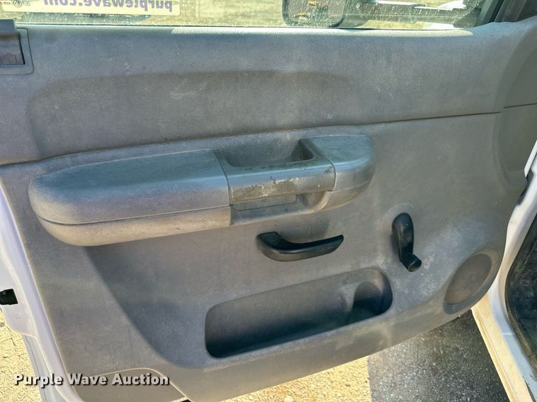 image for item DS2045 2008 GMC Sierra 3500HD  flatbed pickup truck