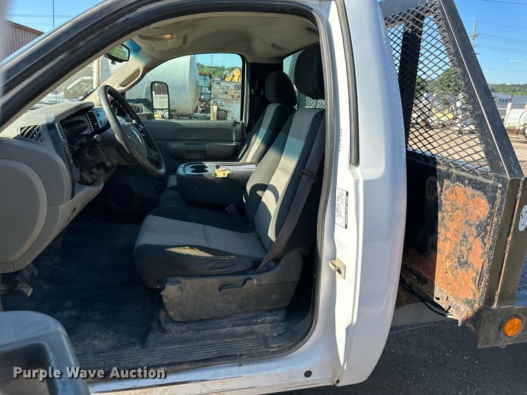 image for item DS2045 2008 GMC Sierra 3500HD  flatbed pickup truck