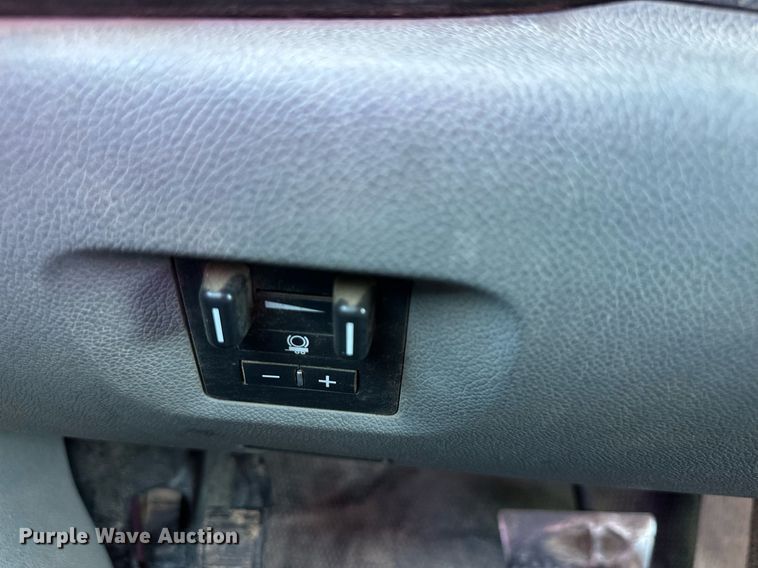 image for item DS2045 2008 GMC Sierra 3500HD  flatbed pickup truck