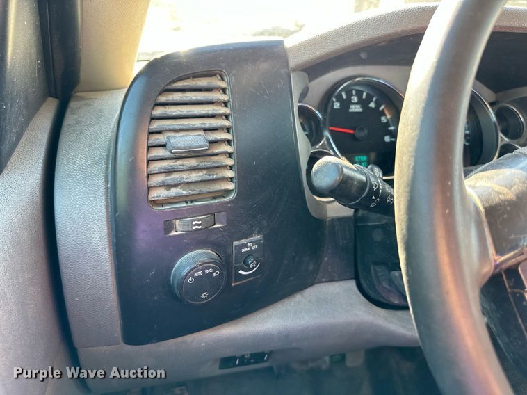 image for item DS2045 2008 GMC Sierra 3500HD  flatbed pickup truck