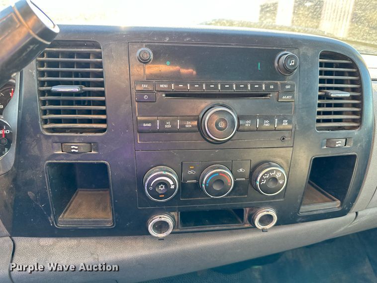 image for item DS2045 2008 GMC Sierra 3500HD  flatbed pickup truck