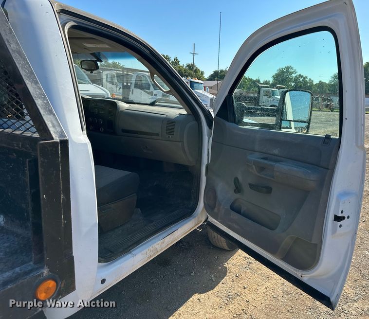 image for item DS2045 2008 GMC Sierra 3500HD  flatbed pickup truck