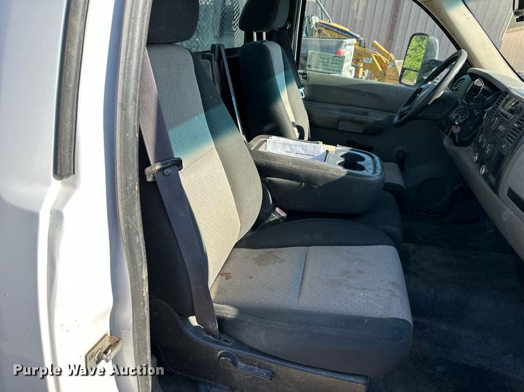 image for item DS2045 2008 GMC Sierra 3500HD  flatbed pickup truck