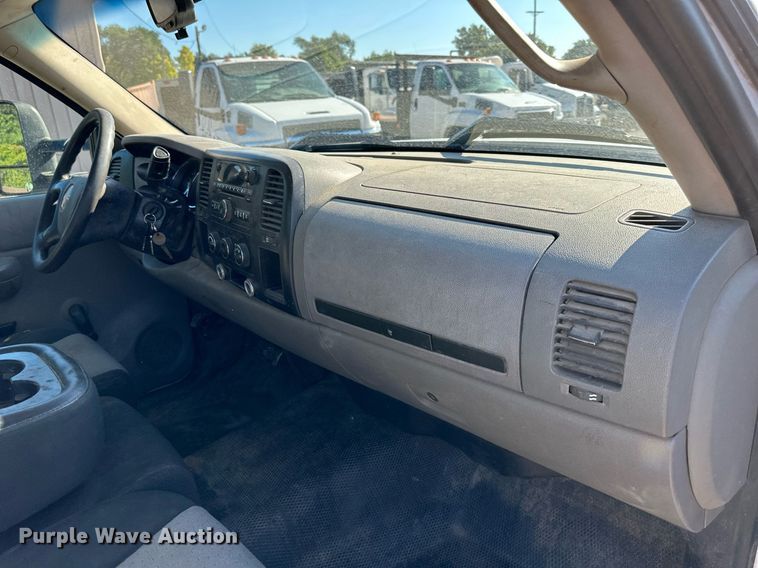 image for item DS2045 2008 GMC Sierra 3500HD  flatbed pickup truck