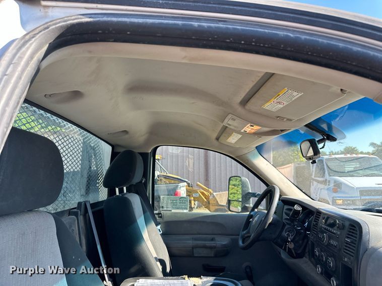 image for item DS2045 2008 GMC Sierra 3500HD  flatbed pickup truck