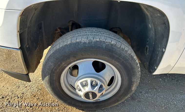 image for item DS2045 2008 GMC Sierra 3500HD  flatbed pickup truck