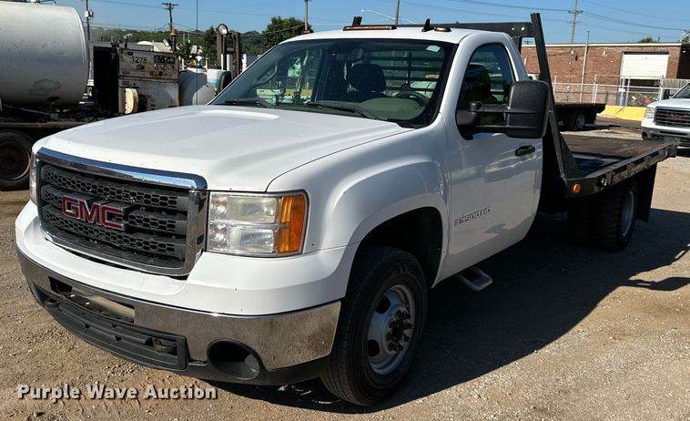 image for item DS2046 2007 GMC Sierra 3500HD  flatbed pickup truck